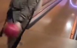 Cô gái ném bowling ngỡ ngàng khi quả bóng lăn trở lại sau cú ném