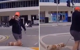 Người đàn ông mải chửi tài xế ôtô, bị đập mặt vào cột đèn đỏ