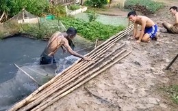 2 thanh niên cười khoái chí khi bạn ngã cắm đầu xuống vũng nước đen