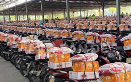 Ảnh công ty buộc sẵn quà Tết vào xe công nhân gây xôn xao dân mạng