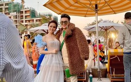 Đàm Vĩnh Hưng mặc áo khoác lông đi biển