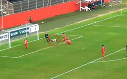 Cầu thủ bị ngã vô tình có siêu phẩm móc bóng qua đầu thủ môn