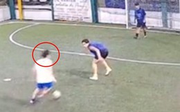 Siêu phẩm 'xe đạp chổng ngược' trên sân bóng