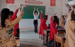 Cô trò múa hát 'chuyện cũ bỏ qua' đón chào năm mới