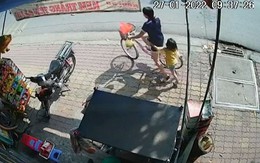 Mẹ chạy xe đạp 'rớt con' không hay biết