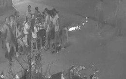 Đám đông ngồi nhậu hú hồn khi bị thanh niên ném pháo vào gầm bàn