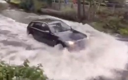 Ôtô chết máy vì tài xế liều lĩnh vượt qua đường ngập