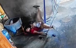 Pha ngồi võng ngã vào lòng đất của 2 mẹ con