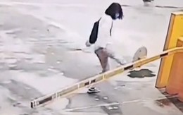 Cô gái nổi quạu đạp vênh cần barie tự động vì bị va vào mặt