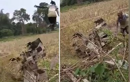 Pha lái máy cày đi vào lòng ruộng của chàng trai