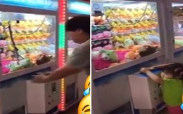 Bé gái trổ tài gắp thú trong 1 nốt nhạc