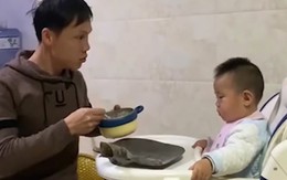 Bố dùng tuyệt chiêu để trị con trai biếng ăn