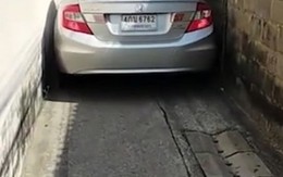 Nữ tài xế lái ôtô cụp 2 gương qua con hẻm rộng chưa đến 2m