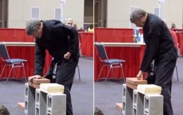 Võ sư quê một cục khi trổ tài dùng tay đập gạch