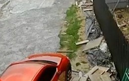 Ôtô lãnh đủ khi đỗ sát công trình thi công