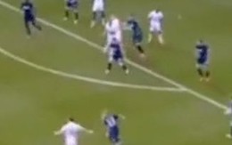 Những bàn thắng bóng đi quỹ đạo hình trái chuối làm thủ môn bó tay