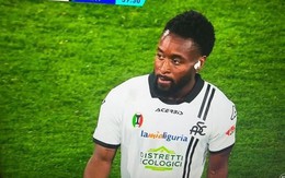 Cầu thủ vào sân chưa được 10 phút đã bị thay ra vì chiếc khuyên tai