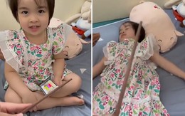 Bé gái ngoan ngoãn đi ngủ khi thấy mẹ cầm roi