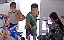 Mẹ sưng miệng khi con cầm chổi đùa giỡn trong nhà