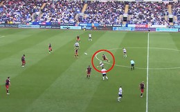 Cầu thủ xoạc bóng vô tình ghi được siêu phẩm giữa sân