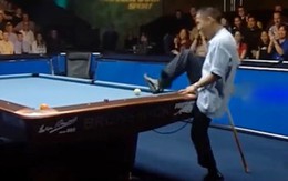 Cơ thủ đánh bida tấu hài khiến khán giả cười không ngớt