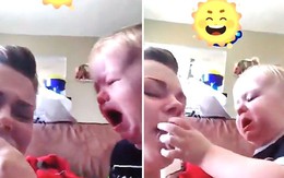 Em bé dỗ mẹ bằng ti giả siêu đáng yêu