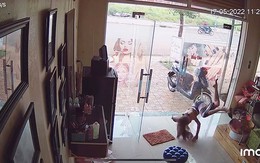 Cô gái vội bật dậy sau cú ngã xuống nền nhà