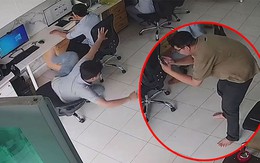 Chàng trai vội lấy điện thoại chụp khi thấy bạn gặp sự cố