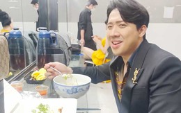 Trấn Thành tuyên bố giảm cân nhưng bị trợ lý 'ép ăn' nhiệt tình