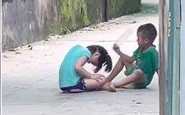 2 đứa trẻ chơi oẳn tù tì, ai thua bị gõ chai nhựa vào đầu