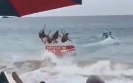 4 thanh niên ngã xuống biển khi ngồi phao để canô kéo lướt sóng