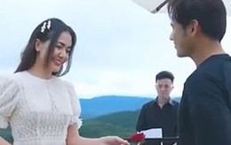 Nữ ca sĩ bị quê vì tưởng được chàng trai tặng bông