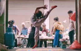 Cô bé Trung Quốc nổi tiếng nhờ tập múa ở cửa hàng thịt lợn