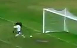 Thủ môn say xẩm mặt mày với pha phản lưới nhà của đồng đội