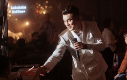 Ưng Hoàng Phúc chạm tay từng khán giả trong đêm mưa Đà Lạt