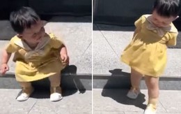Bé gái hoảng hốt khi ngồi xuống nền gạch giữa trời nắng
