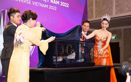 Cận cảnh vương miện 'Vô cực' của Tân Hoa hậu Hoàn vũ qua cam thường