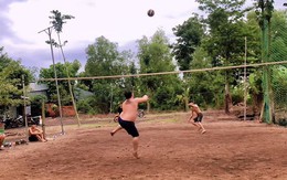 Chàng béo đánh bóng chuyền khiến đối thủ chạy sấp ngửa