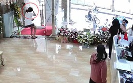 Cô gái hớt hải chạy ra ngoài cụng đầu vào cửa kính cường lực