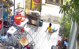 Bé gái ngã dập mông vì sân lát gạch hoa