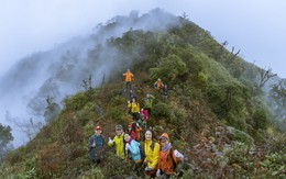 Trèo lên ‘sống lưng khủng long’ Tà Xùa