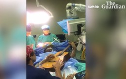 Một nhạc sĩ người Nam Phi chơi guitar trong lúc đang phẫu thuật não