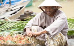 Rũ bỏ vẻ lầm lì, Mike Tyson tươi cười bán trái cây chợ nổi!