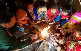 Trời rét, học sinh Nghệ An đốt củi sưởi ấm ngay trong lớp