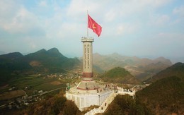 Vượt 400 bậc thang lên đỉnh cột cờ Lũng Cú