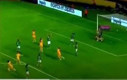 Khoảnh khắc "xấu hổ" khi nữ cầu thủ giả chấn thương 'đánh lạc hướng' thủ môn giúp đội nhà ghi bàn