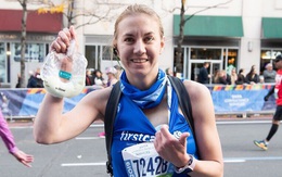 Vừa chạy marathon vừa vắt sữa cho con