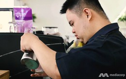Nhân viên pha chế mắc hội chứng Down hút khách nườm nượp ở quán cà phê ven đường