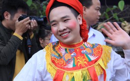 Trai làng Triều Khúc má đỏ, môi hồng múa điệu 'con đĩ đánh bồng'