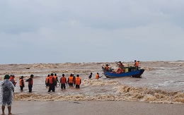 Vụ cứu nạn tàu Vietship 01: Trực thăng đến hiện trường, thả dây nối tàu với bờ